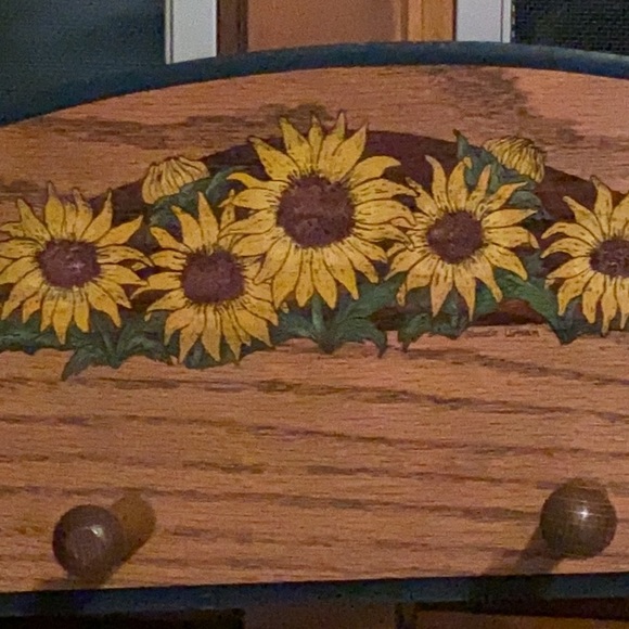Wood wall coat rack-4 hooks hand carved daisies - Picture 3 of 12